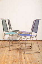 Komplet czterech krzeseł stołowych z siedziskami i oparciami z blachy perforowanej w czterech różnych kolorach osadzonymi na metalowych chromowanych rurkach, Rolf Rahmlow, Niemcy, lata 80. - obrazek 25