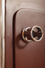 Wolnostojący podłogowy wieszak/garderoba na ubrania złożony z prostokątnego panelu otoczonego metalową chromowaną rurą obitego brązowym skajem z trzema masywnymi okrągłymi zawieszkami z tworzywa, Space Age, Włochy, lata 60/70 - obrazek 11