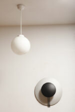 Lampa wisząca/sufitowa ze szklanym kloszem w kształcie mlecznobiałej kuli (30 cm średnicy) wiszącym na sztywnej metalowej białej rurce, Polska lata 70/80/90. - obrazek 15