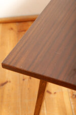 Mahoniowa prostokątna ciemna ława/stolik kawowy/stolik okolicznościowy lakierowany w połysku z kwadratowymi drewnianymi zwężającymi się do dołu nogami, Polska, lata 70. - obrazek 20