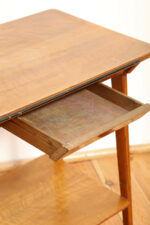 Nieduży prostokątny orzechowy stolik pod radio/stolik pomocnik z otwartą dodatkową półką i niedużą szufladą pod górnym blatem, Polska, lata 60. - obrazek 12