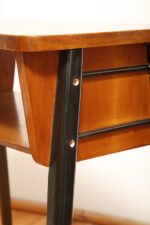 Nieduży zgrabny modernistyczny orzechowy stolik pod radio z otwartą półką i lakierowanymi na czarno nogami, Typ 600-203, Przedsiębiorstwo Obróbki Drewna w Koronowie. Polska, 1970 rok - obrazek 12