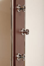 Wolnostojący podłogowy wieszak/garderoba na ubrania złożony z prostokątnego panelu otoczonego metalową chromowaną rurą obitego brązowym skajem z trzema masywnymi okrągłymi zawieszkami z tworzywa, Space Age, Włochy, lata 60/70 - obrazek 12