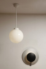 Lampa wisząca/sufitowa ze szklanym kloszem w kształcie mlecznobiałej kuli (30 cm średnicy) wiszącym na sztywnej metalowej białej rurce, Polska lata 70/80/90. - obrazek 13