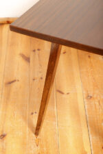 Mahoniowa prostokątna ciemna ława/stolik kawowy/stolik okolicznościowy lakierowany w połysku z kwadratowymi drewnianymi zwężającymi się do dołu nogami, Polska, lata 70. - obrazek 19