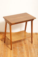 Nieduży prostokątny orzechowy stolik pod radio/stolik pomocnik z otwartą dodatkową półką i niedużą szufladą pod górnym blatem, Polska, lata 60. - obrazek 13
