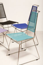 Komplet czterech krzeseł stołowych z siedziskami i oparciami z blachy perforowanej w czterech różnych kolorach osadzonymi na metalowych chromowanych rurkach, Rolf Rahmlow, Niemcy, lata 80. - obrazek 28