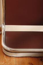 Wolnostojący podłogowy wieszak/garderoba na ubrania złożony z prostokątnego panelu otoczonego metalową chromowaną rurą obitego brązowym skajem z trzema masywnymi okrągłymi zawieszkami z tworzywa, Space Age, Włochy, lata 60/70 - obrazek 13