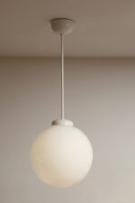 Lampa wisząca/sufitowa ze szklanym kloszem w kształcie mlecznobiałej kuli (30 cm średnicy) wiszącym na sztywnej metalowej białej rurce, Polska lata 70/80/90. - obrazek 12
