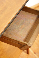 Nieduży prostokątny orzechowy stolik pod radio/stolik pomocnik z otwartą dodatkową półką i niedużą szufladą pod górnym blatem, Polska, lata 60. - obrazek 14