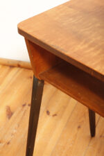 Nieduży zgrabny modernistyczny orzechowy stolik pod radio z otwartą półką i lakierowanymi na czarno nogami, Typ 600-203, Przedsiębiorstwo Obróbki Drewna w Koronowie. Polska, 1970 rok - obrazek 14