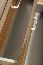 Nieduża ciemna mahoniowa komoda w połysku z czterema szufladami z metalowymi uchwytami, Warszawskie Fabryki Mebli, ul.Kawęczyńska 36, Polska, lata 70. - obrazek 13