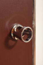 Wolnostojący podłogowy wieszak/garderoba na ubrania złożony z prostokątnego panelu otoczonego metalową chromowaną rurą obitego brązowym skajem z trzema masywnymi okrągłymi zawieszkami z tworzywa, Space Age, Włochy, lata 60/70 - obrazek 14