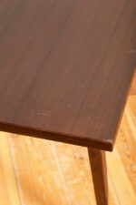 Mahoniowa prostokątna ciemna ława/stolik kawowy/stolik okolicznościowy lakierowany w połysku z kwadratowymi drewnianymi zwężającymi się do dołu nogami, Polska, lata 70. - obrazek 17