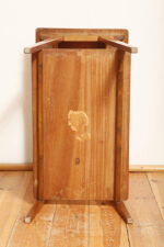 Nieduży prostokątny orzechowy stolik pod radio/stolik pomocnik z otwartą dodatkową półką i niedużą szufladą pod górnym blatem, Polska, lata 60. - obrazek 15