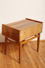 Masywny prostokątny orzechowy z klonowymi wstawkami stolik pomocnik/stolik RTV/stolik pod radio/szafka w połysku z dodatkową półką pod górnym blatem, Bilea, Rumunia, lata 60. - obrazek 15