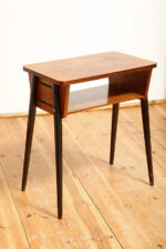 Nieduży zgrabny modernistyczny orzechowy stolik pod radio z otwartą półką i lakierowanymi na czarno nogami, Typ 600-203, Przedsiębiorstwo Obróbki Drewna w Koronowie. Polska, 1970 rok - obrazek 15