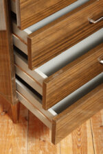 Nieduża ciemna mahoniowa komoda w połysku z czterema szufladami z metalowymi uchwytami, Warszawskie Fabryki Mebli, ul.Kawęczyńska 36, Polska, lata 70. - obrazek 15