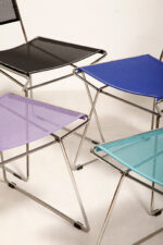 Komplet czterech krzeseł stołowych z siedziskami i oparciami z blachy perforowanej w czterech różnych kolorach osadzonymi na metalowych chromowanych rurkach, Rolf Rahmlow, Niemcy, lata 80. - obrazek 5