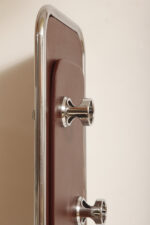 Wolnostojący podłogowy wieszak/garderoba na ubrania złożony z prostokątnego panelu otoczonego metalową chromowaną rurą obitego brązowym skajem z trzema masywnymi okrągłymi zawieszkami z tworzywa, Space Age, Włochy, lata 60/70 - obrazek 15