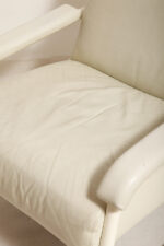 Masywny niski fotel wypoczynkowy w stylu Bauhaus na metalowej rurowej ramie obity białą/ecru skórą naturalną, projekt Jan des Bouvrie dla Gelderland, Model 4751, Holandia, lata 80. - obrazek 15