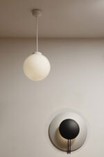 Lampa wisząca/sufitowa ze szklanym kloszem w kształcie mlecznobiałej kuli (30 cm średnicy) wiszącym na sztywnej metalowej białej rurce, Polska lata 70/80/90. - obrazek 9