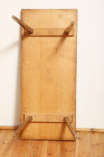 Mahoniowa prostokątna ciemna ława/stolik kawowy/stolik okolicznościowy lakierowany w połysku z kwadratowymi drewnianymi zwężającymi się do dołu nogami, Polska, lata 70. - obrazek 13