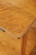 Nieduży prostokątny orzechowy stolik pod radio/stolik pomocnik z otwartą dodatkową półką i niedużą szufladą pod górnym blatem, Polska, lata 60. - obrazek 16