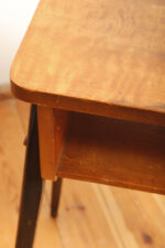 Nieduży zgrabny modernistyczny orzechowy stolik pod radio z otwartą półką i lakierowanymi na czarno nogami, Typ 600-203, Przedsiębiorstwo Obróbki Drewna w Koronowie. Polska, 1970 rok - obrazek 16