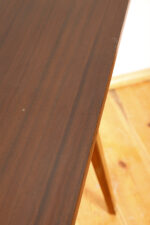 Mahoniowa prostokątna ciemna ława/stolik kawowy/stolik okolicznościowy lakierowany w połysku z kwadratowymi drewnianymi zwężającymi się do dołu nogami, Polska, lata 70. - obrazek 16