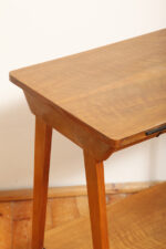 Nieduży prostokątny orzechowy stolik pod radio/stolik pomocnik z otwartą dodatkową półką i niedużą szufladą pod górnym blatem, Polska, lata 60. - obrazek 17