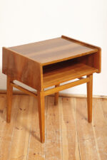 Masywny prostokątny orzechowy z klonowymi wstawkami stolik pomocnik/stolik RTV/stolik pod radio/szafka w połysku z dodatkową półką pod górnym blatem, Bilea, Rumunia, lata 60. - obrazek 17