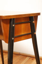 Nieduży zgrabny modernistyczny orzechowy stolik pod radio z otwartą półką i lakierowanymi na czarno nogami, Typ 600-203, Przedsiębiorstwo Obróbki Drewna w Koronowie. Polska, 1970 rok - obrazek 17