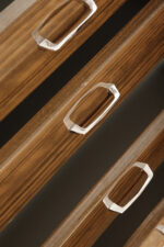 Nieduża ciemna mahoniowa komoda w połysku z czterema szufladami z metalowymi uchwytami, Warszawskie Fabryki Mebli, ul.Kawęczyńska 36, Polska, lata 70. - obrazek 17