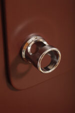 Wolnostojący podłogowy wieszak/garderoba na ubrania złożony z prostokątnego panelu otoczonego metalową chromowaną rurą obitego brązowym skajem z trzema masywnymi okrągłymi zawieszkami z tworzywa, Space Age, Włochy, lata 60/70 - obrazek 17