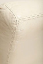 Masywny niski fotel wypoczynkowy w stylu Bauhaus na metalowej rurowej ramie obity białą/ecru skórą naturalną, projekt Jan des Bouvrie dla Gelderland, Model 4751, Holandia, lata 80. - obrazek 17