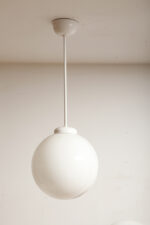 Lampa wisząca/sufitowa ze szklanym kloszem w kształcie mlecznobiałej kuli (30 cm średnicy) wiszącym na sztywnej metalowej białej rurce, Polska lata 70/80/90. - obrazek 8
