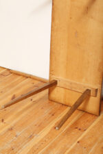 Mahoniowa prostokątna ciemna ława/stolik kawowy/stolik okolicznościowy lakierowany w połysku z kwadratowymi drewnianymi zwężającymi się do dołu nogami, Polska, lata 70. - obrazek 15