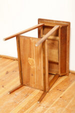 Nieduży prostokątny orzechowy stolik pod radio/stolik pomocnik z otwartą dodatkową półką i niedużą szufladą pod górnym blatem, Polska, lata 60. - obrazek 18