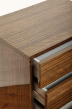 Nieduża ciemna mahoniowa komoda w połysku z czterema szufladami z metalowymi uchwytami, Warszawskie Fabryki Mebli, ul.Kawęczyńska 36, Polska, lata 70. - obrazek 18