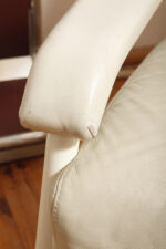 Masywny niski fotel wypoczynkowy w stylu Bauhaus na metalowej rurowej ramie obity białą/ecru skórą naturalną, projekt Jan des Bouvrie dla Gelderland, Model 4751, Holandia, lata 80. - obrazek 18