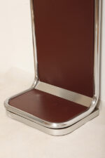 Wolnostojący podłogowy wieszak/garderoba na ubrania złożony z prostokątnego panelu otoczonego metalową chromowaną rurą obitego brązowym skajem z trzema masywnymi okrągłymi zawieszkami z tworzywa, Space Age, Włochy, lata 60/70 - obrazek 18