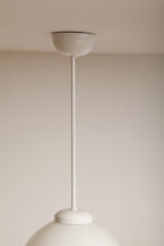 Lampa wisząca/sufitowa ze szklanym kloszem w kształcie mlecznobiałej kuli (30 cm średnicy) wiszącym na sztywnej metalowej białej rurce, Polska lata 70/80/90. - obrazek 6