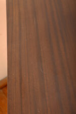 Mahoniowa prostokątna ciemna ława/stolik kawowy/stolik okolicznościowy lakierowany w połysku z kwadratowymi drewnianymi zwężającymi się do dołu nogami, Polska, lata 70. - obrazek 14