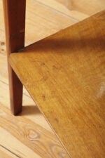 Nieduży prostokątny orzechowy stolik pod radio/stolik pomocnik z otwartą dodatkową półką i niedużą szufladą pod górnym blatem, Polska, lata 60. - obrazek 19