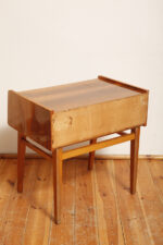 Masywny prostokątny orzechowy z klonowymi wstawkami stolik pomocnik/stolik RTV/stolik pod radio/szafka w połysku z dodatkową półką pod górnym blatem, Bilea, Rumunia, lata 60. - obrazek 19