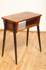 Nieduży zgrabny modernistyczny orzechowy stolik pod radio z otwartą półką i lakierowanymi na czarno nogami, Typ 600-203, Przedsiębiorstwo Obróbki Drewna w Koronowie. Polska, 1970 rok - obrazek 19