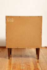 Nieduża ciemna mahoniowa komoda w połysku z czterema szufladami z metalowymi uchwytami, Warszawskie Fabryki Mebli, ul.Kawęczyńska 36, Polska, lata 70. - obrazek 19