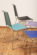 Komplet czterech krzeseł stołowych z siedziskami i oparciami z blachy perforowanej w czterech różnych kolorach osadzonymi na metalowych chromowanych rurkach, Rolf Rahmlow, Niemcy, lata 80. - obrazek 33