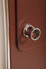 Wolnostojący podłogowy wieszak/garderoba na ubrania złożony z prostokątnego panelu otoczonego metalową chromowaną rurą obitego brązowym skajem z trzema masywnymi okrągłymi zawieszkami z tworzywa, Space Age, Włochy, lata 60/70 - obrazek 19